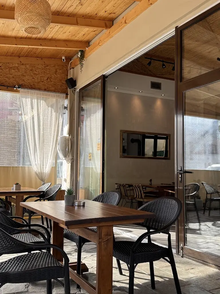 Στην πλατεία_Lefkímmi_slider_image_3