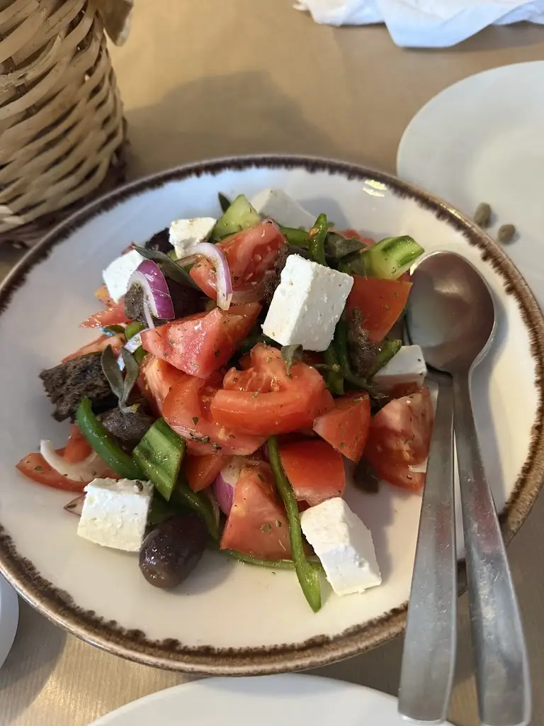 Viktorija Belova_Lazo_Keratéa_review