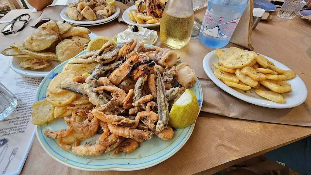 Η Γωνιά - Gonia Mezedopoleio_Lixoúri_slider_image_3