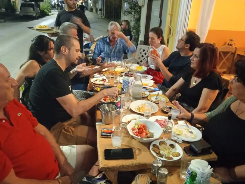 Diamantis Chatzisiomos_Το παρεάκι_Mouzaki_reseña