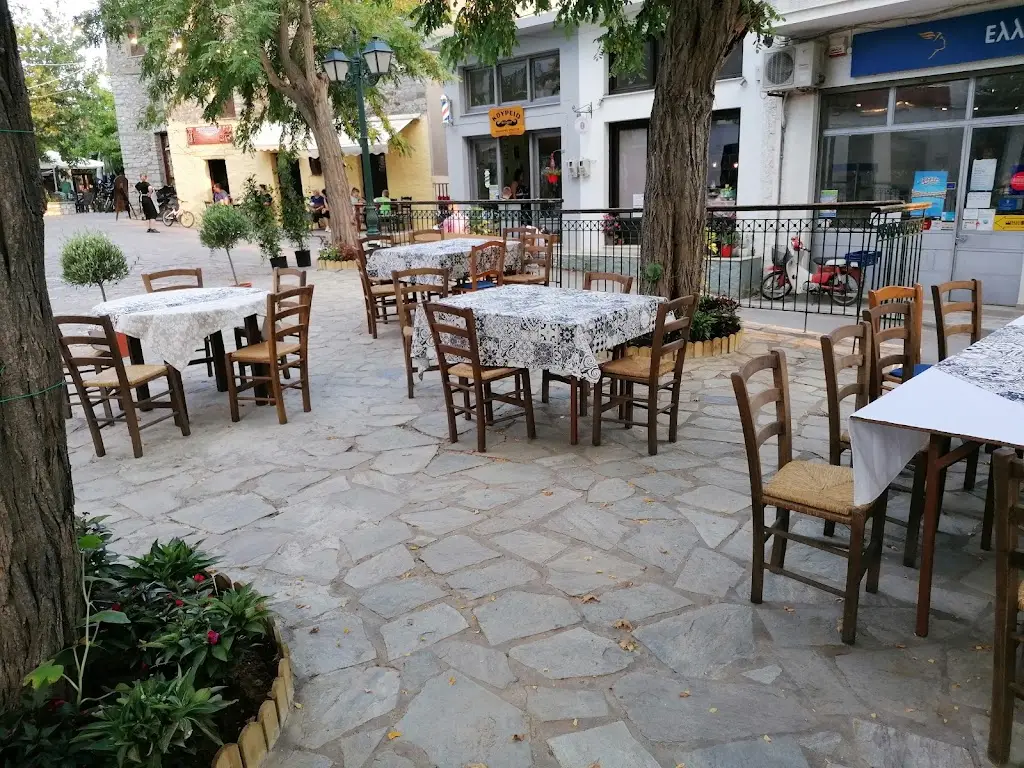 ΚΟΥΖΙΝΑ ΣΤΗΝ ΠΛΑΤΕΙΑ ΔΗΜΑΔΗ ΦΙΛΙΚΟΥ Restaurant in Argalastí