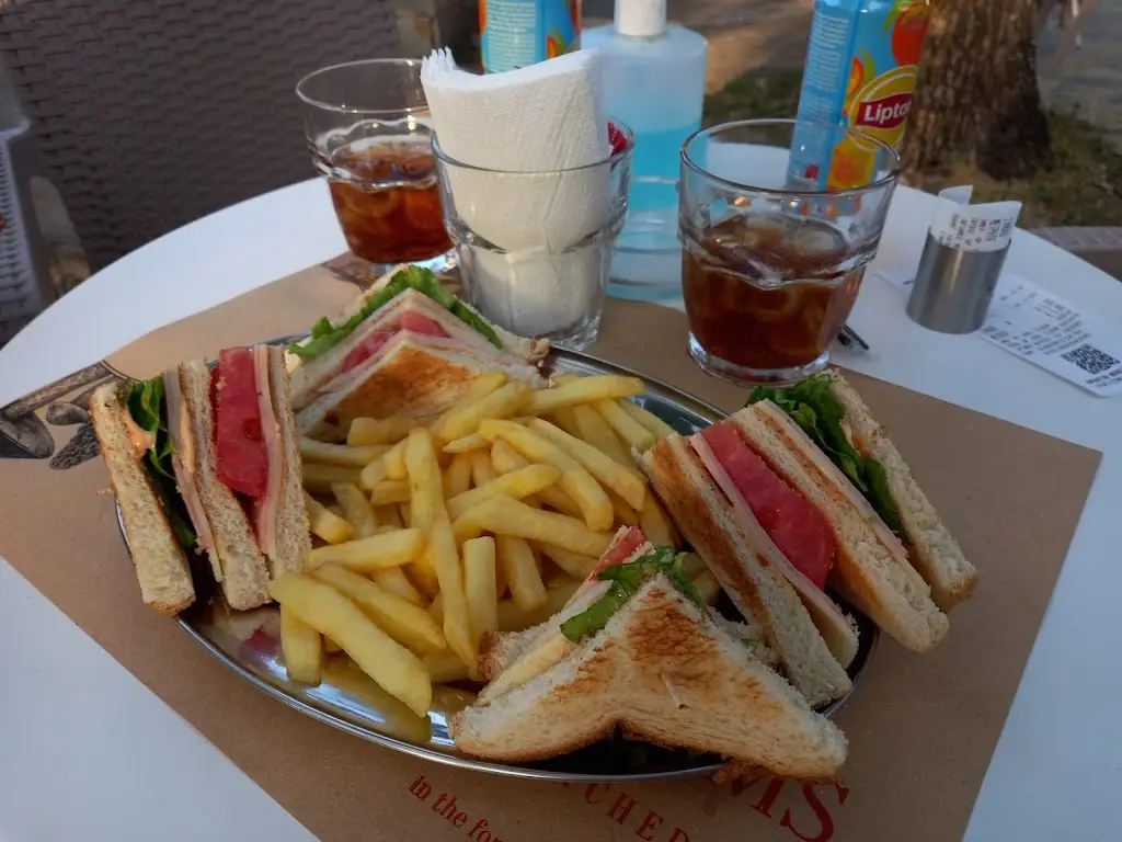 To ksylino restaurant in Almyrós