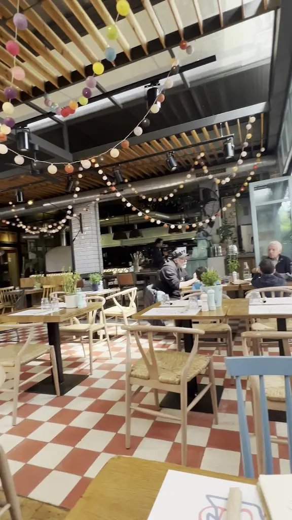 Penny Lane Comfort Food_Khalándrion_slider_image_2