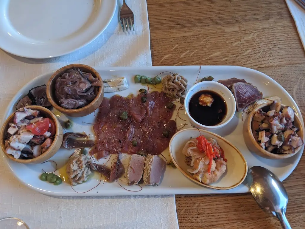 Menu_To Pleonektima Tis Noikokiras_Moláoi_image_7