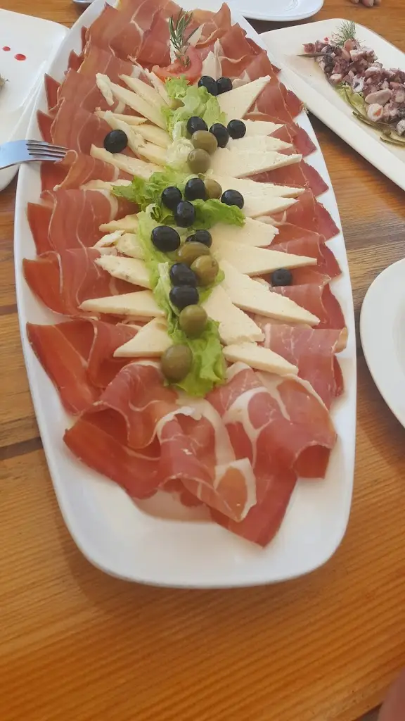 Menu_To Pleonektima Tis Noikokiras_Moláoi_image_8