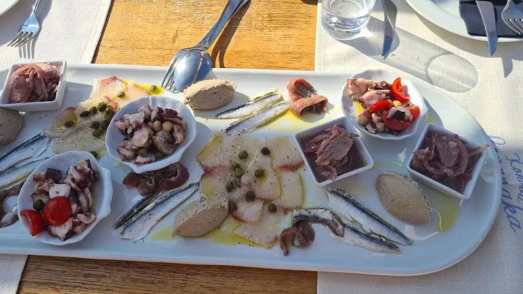 Menu_To Pleonektima Tis Noikokiras_Moláoi_image_9