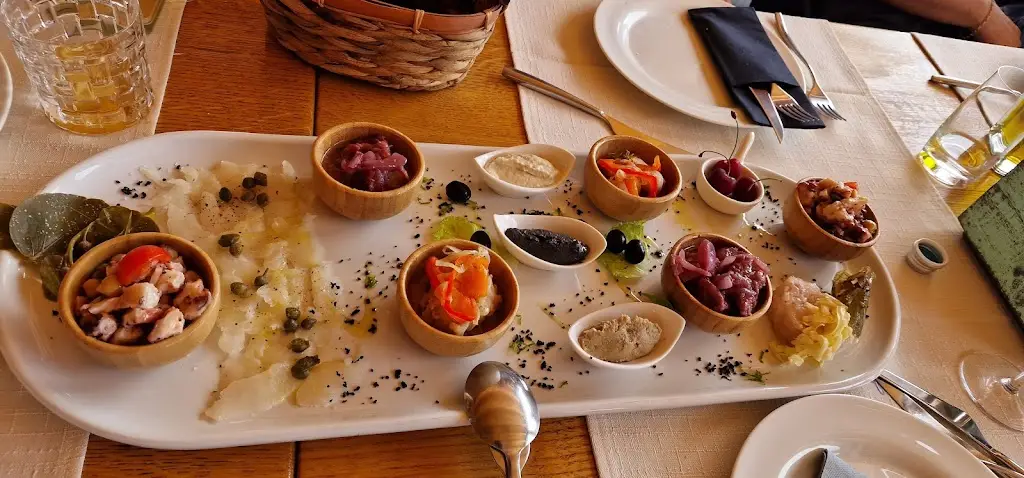 To Pleonektima Tis Noikokiras_Moláoi_slider_image_3