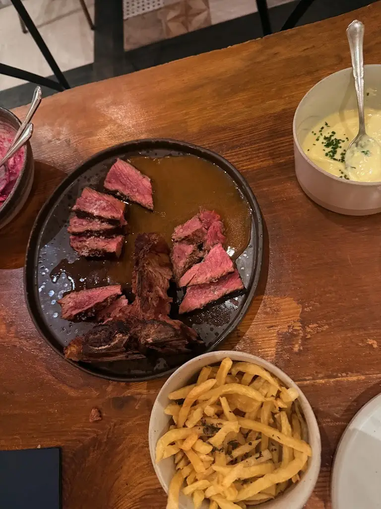 Eva_Hunters Room & Grill Restaurant_Khalándrion_Bewertung