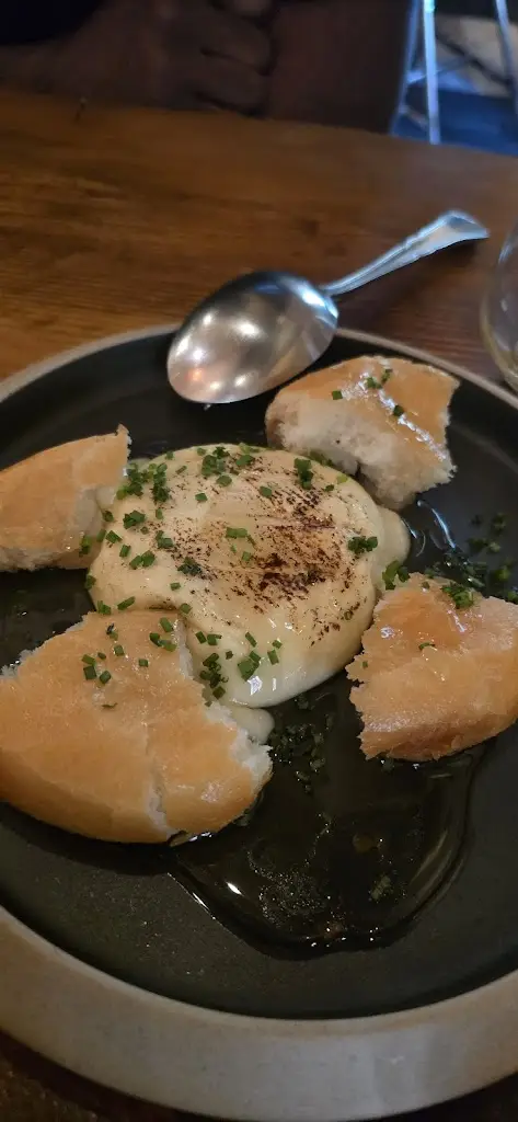 Kat Vee_Hunters Room & Grill Restaurant_Khalándrion_Bewertung