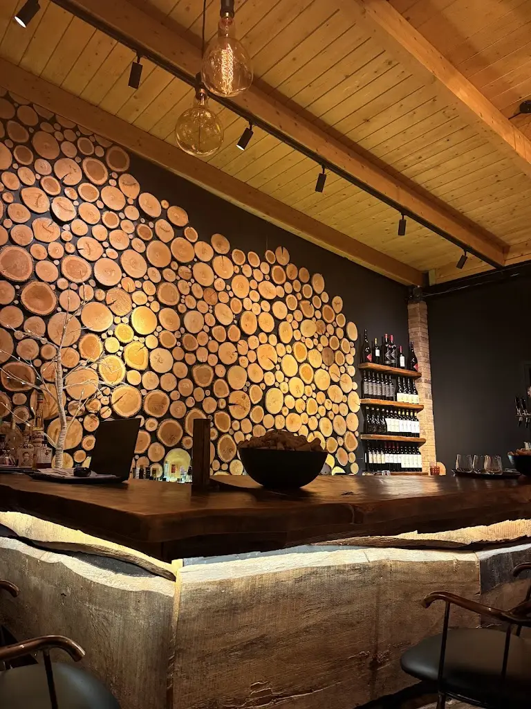 Hunters Room & Grill Restaurant_Khalándrion_slider_image_1