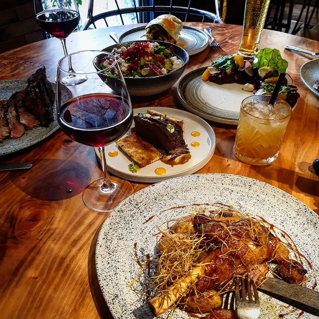 Hunters Room & Grill Restaurant_Khalándrion_slider_image_3