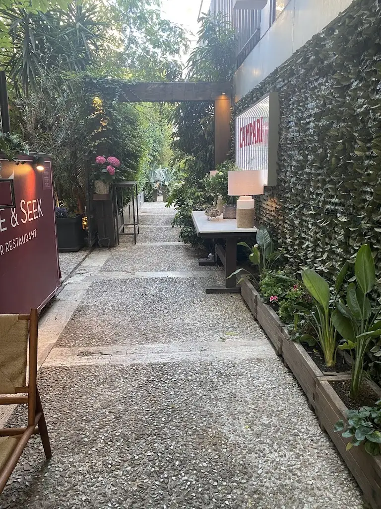 MD A_Hide & Seek - All day bar restaurant_Khalándrion_Bewertung