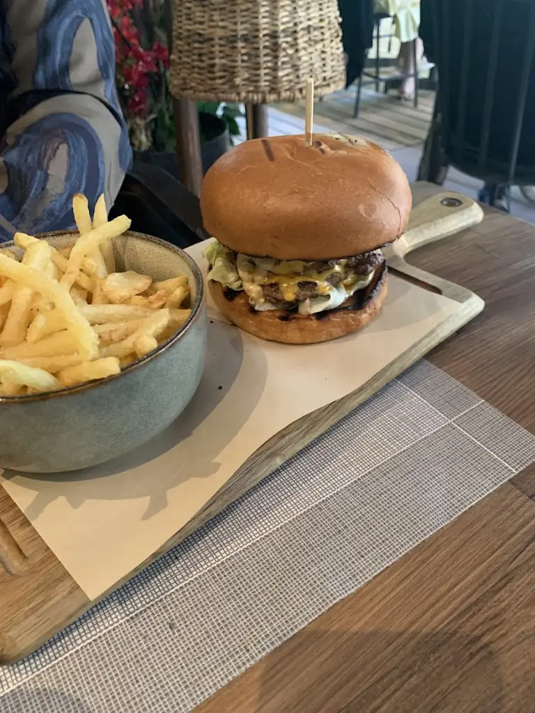 Andriana Lekka_Hide & Seek - All day bar restaurant_Khalándrion_Bewertung