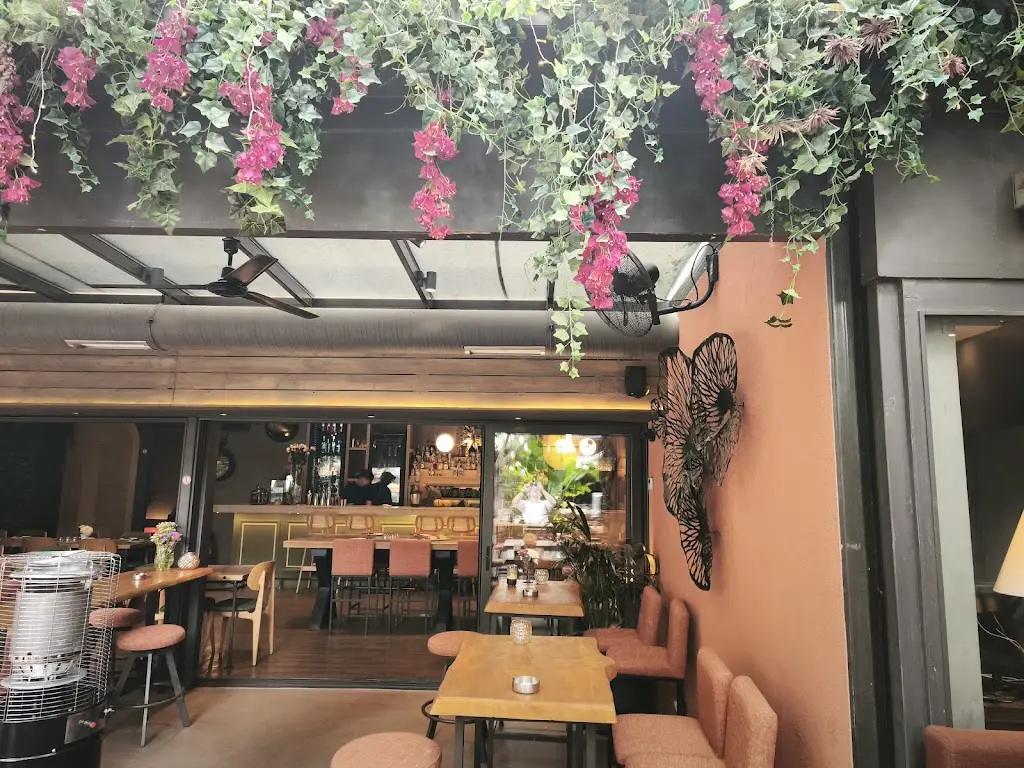 Hide & Seek - All day bar restaurant_Khalándrion_slider_image_1