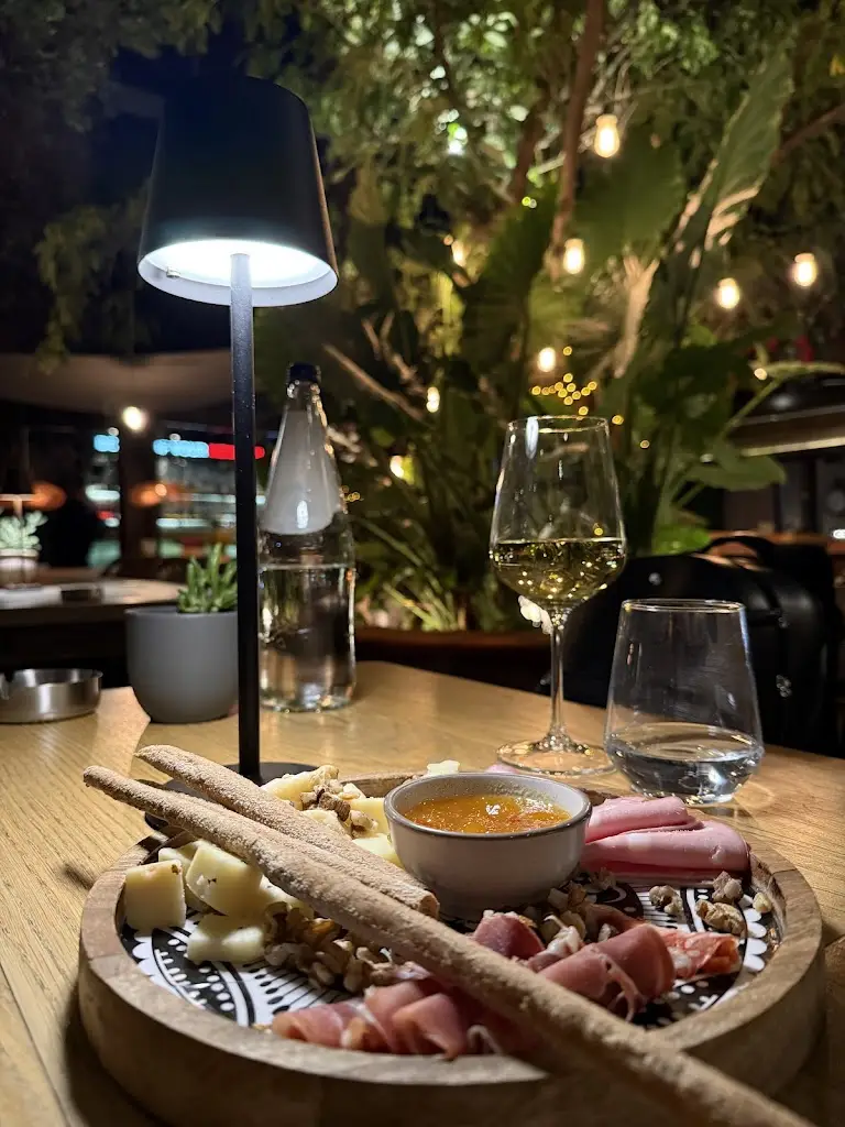 Hide & Seek - All day bar restaurant_Khalándrion_slider_image_3