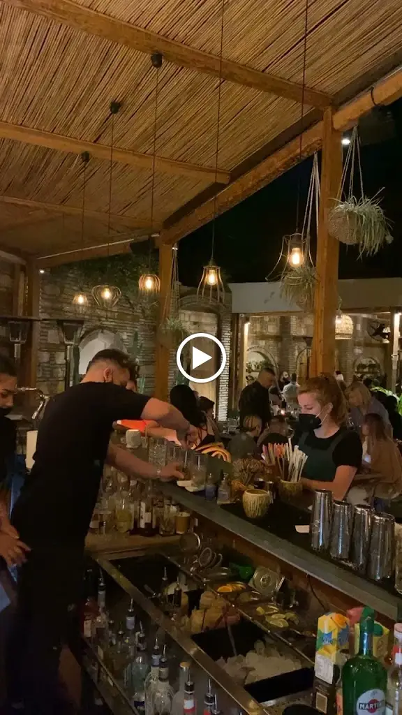 Gardenista_Khalándrion_slider_image_2