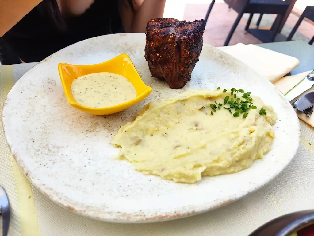 Filippos Apergis_Casa del Toro_Khalándrion_review