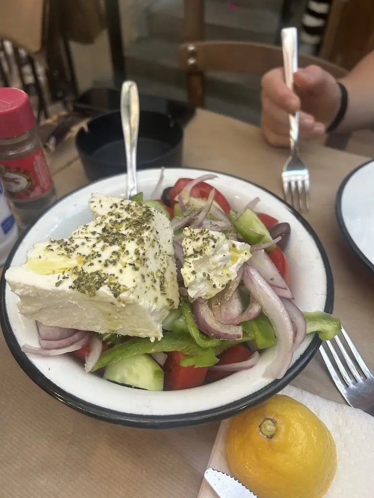 Beth Moore_Mpakalotaverna_Khalándrion_review