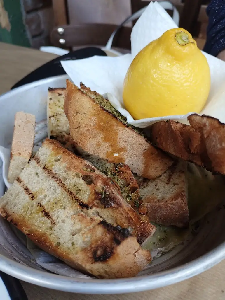 Isabel de Ridder_Mpakalotaverna_Khalándrion_review