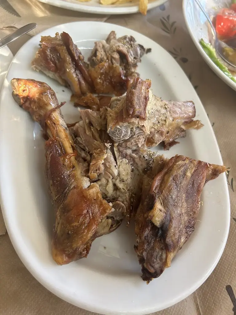 Wenjie Hu_to steki tou xristou_Koropí_review