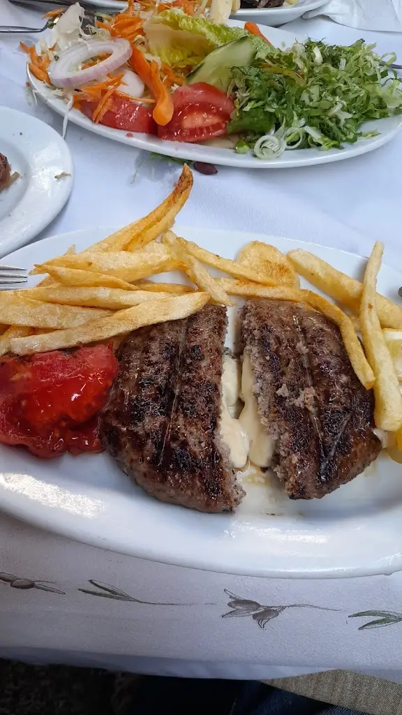 Orjet Myrtaj_Tavern O Vasilis_Korydallós_review