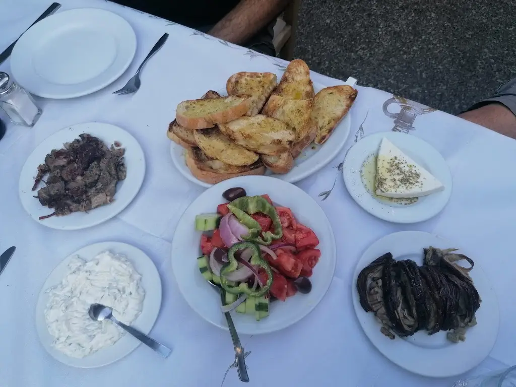 Vivi Manoli_Tavern O Vasilis_Korydallós_review