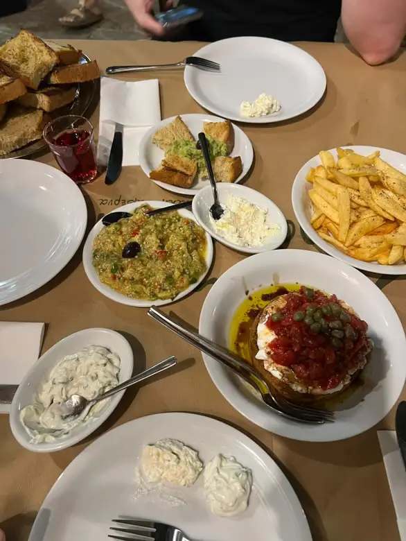 Julie Coco_Αγράμπελη - Παραδοσιακή Ταβέρνα_Kryonéri_reseña