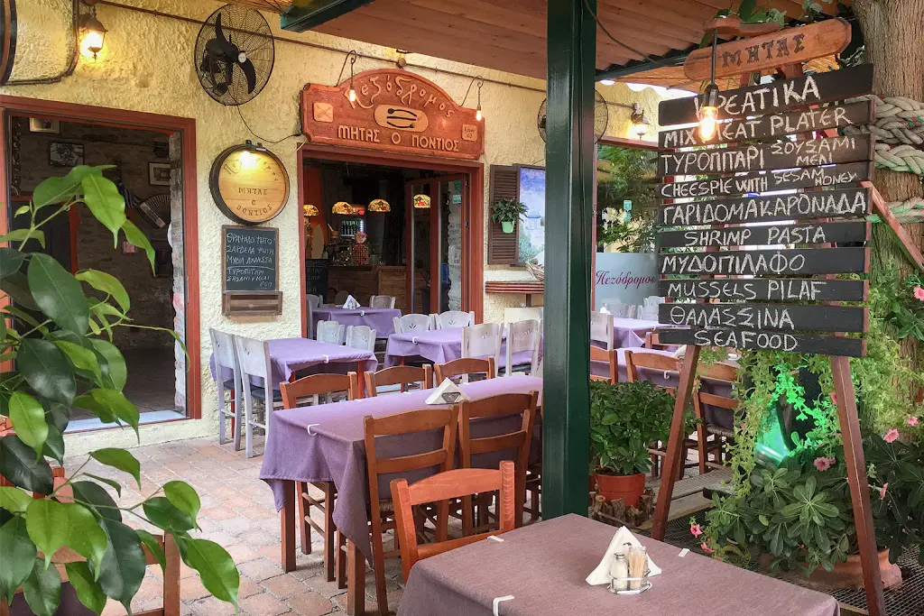 Pezodromos Restaurant in Lávrio