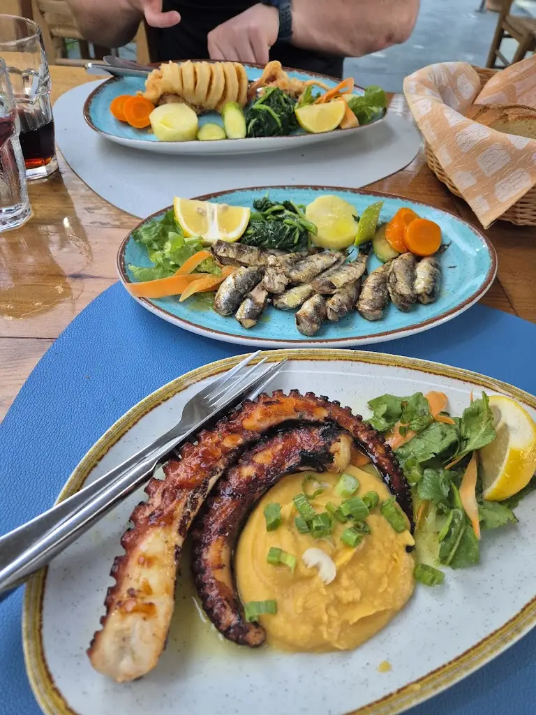 Moritz Johnsen_Artemis Tavern Lavrio Sounio_Lávrio_Bewertung