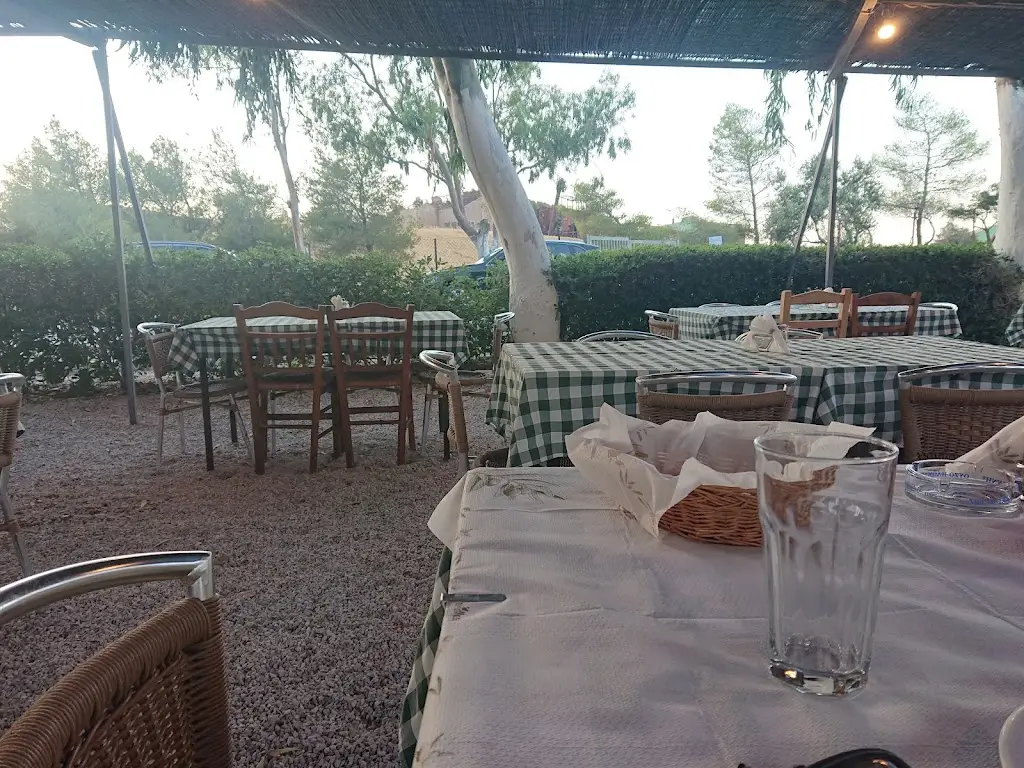 O Veloudos Restaurant in Lávrio