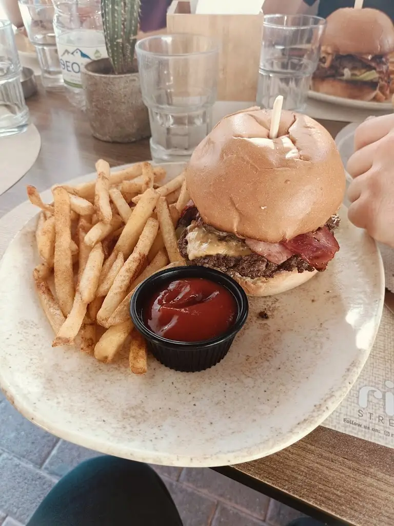 Menü_Rivero street food & cafe_Lávrio_Bild_5