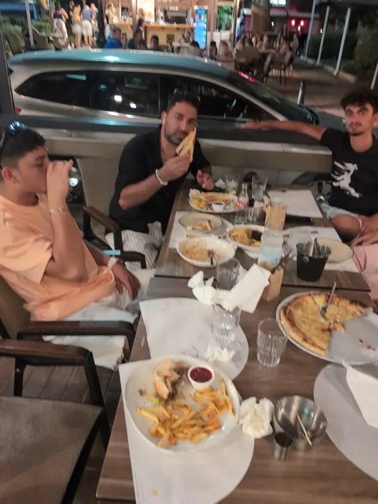 Rivero street food & cafe_Lávrio_slider_image_2