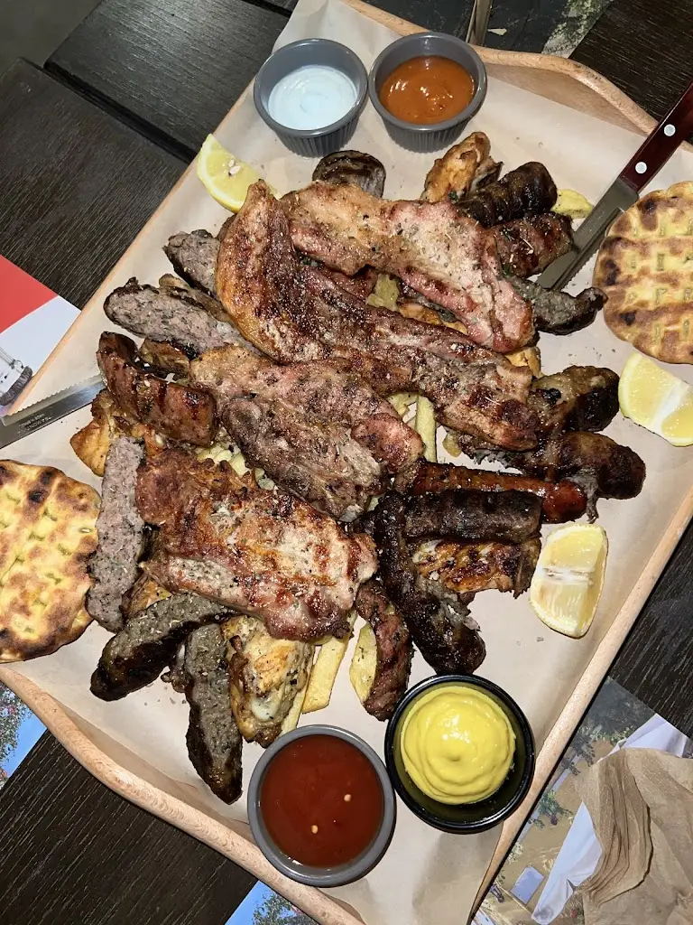 Anano Totiauri_Mimoza cafe bar restaurant_Lávrio_review