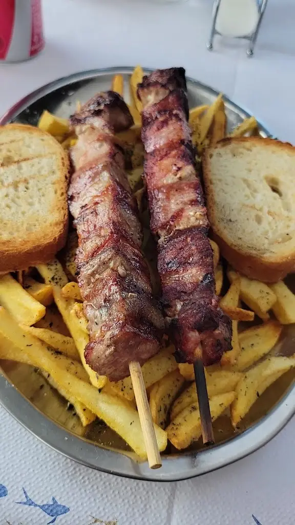 Concrete Statues_At the edge of Marathon_Marathónas_review