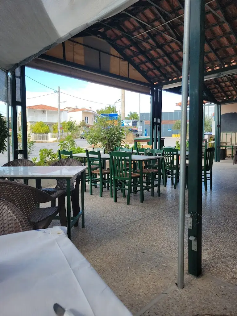 At the edge of Marathon_Marathónas_slider_image_3