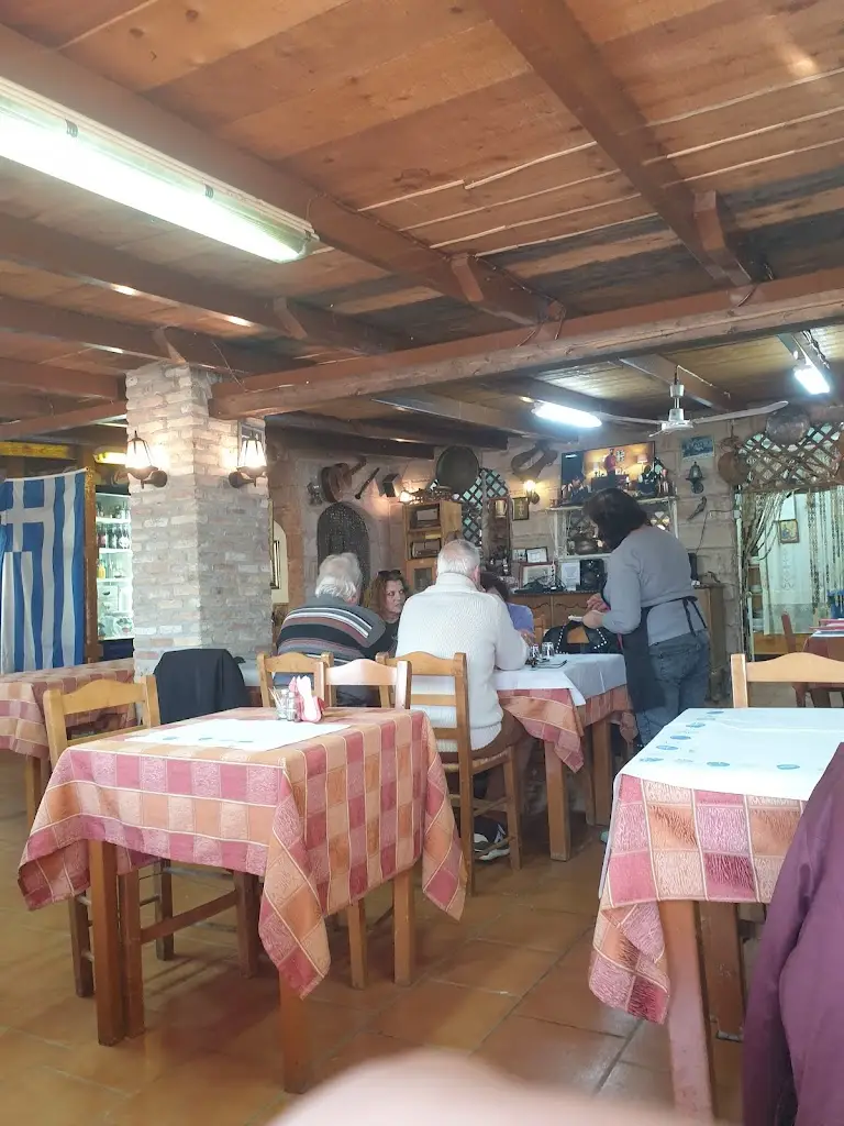 V. K._Tavern of Merakli_Mándra_recensione