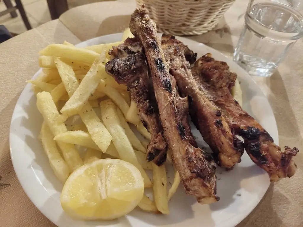 杨雨荷_Ταβέρνα-Εστιατόριο Βαρούσι_Maroúsi_Bewertung