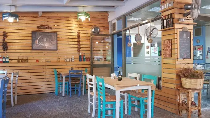 Beautiful Mulberries restaurant in Maroúsi