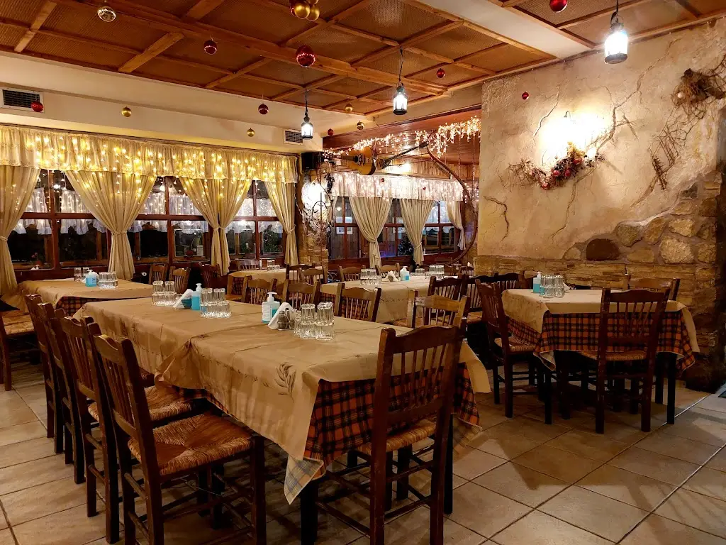Ta Pefka Restaurant in Maroúsi