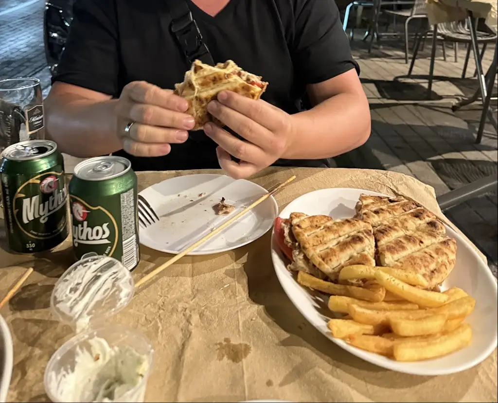 Nicole KC_Γύρο Γύρω_Markópoulo_Bewertung