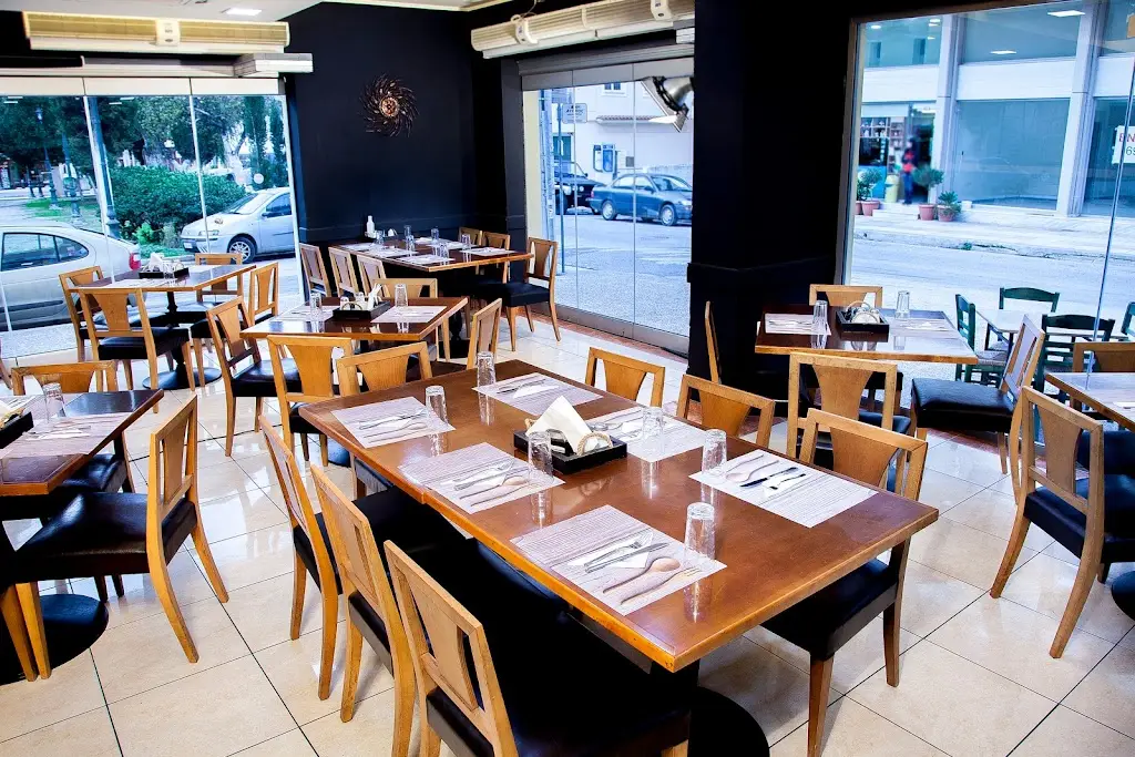 Κοκκινη Πιπερια Restaurant in Markópoulo