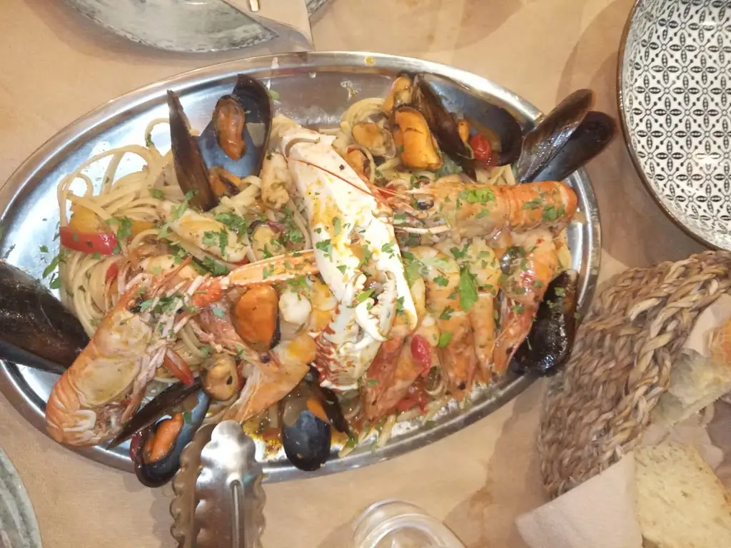 Peter van de Pol_Gia Meze Nea Erytraia_Néa Erythraía_review