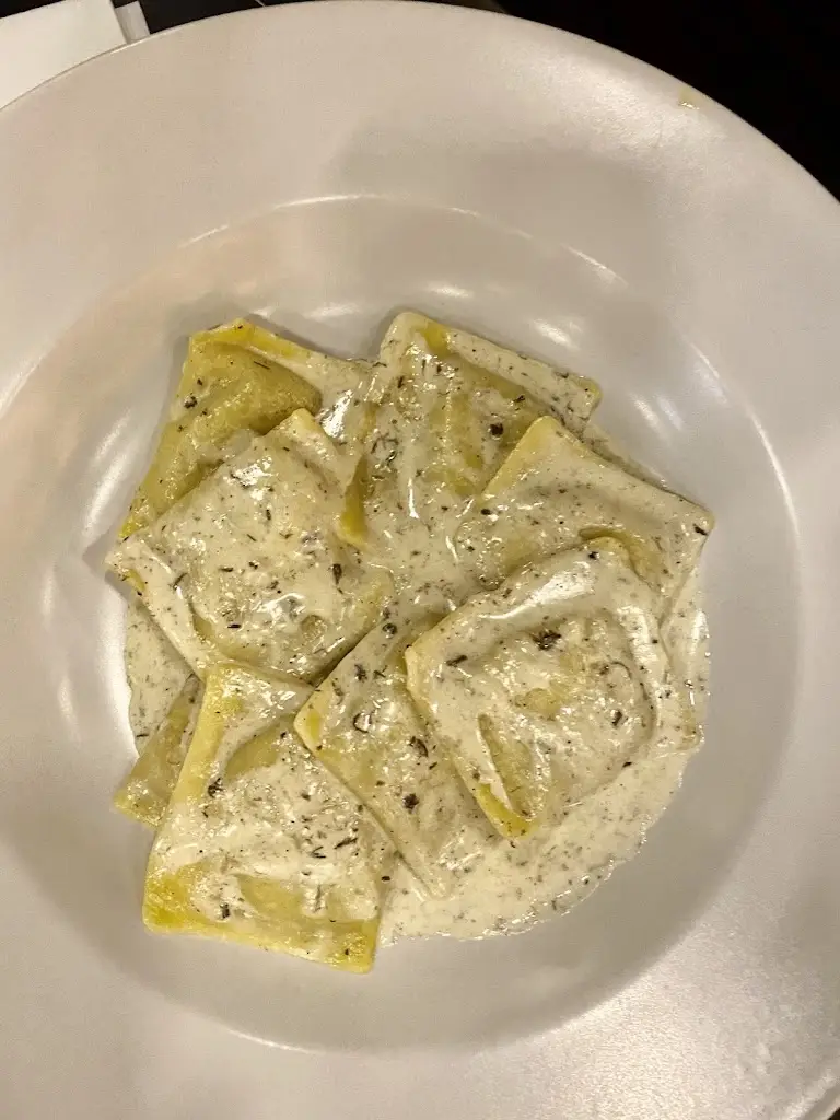 Stelios Ar_pastabar_Néa Filadélfeia_review