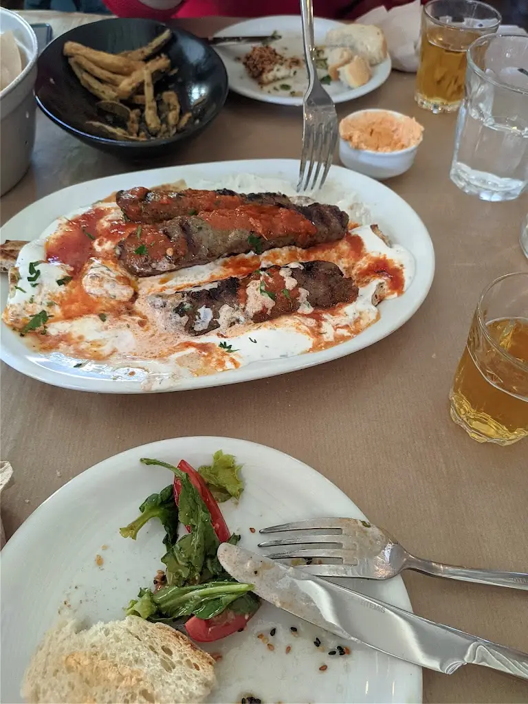 Jimakos Stavrou_Μεταξύ μας ~μεζε~_Néa Chalkidóna_review