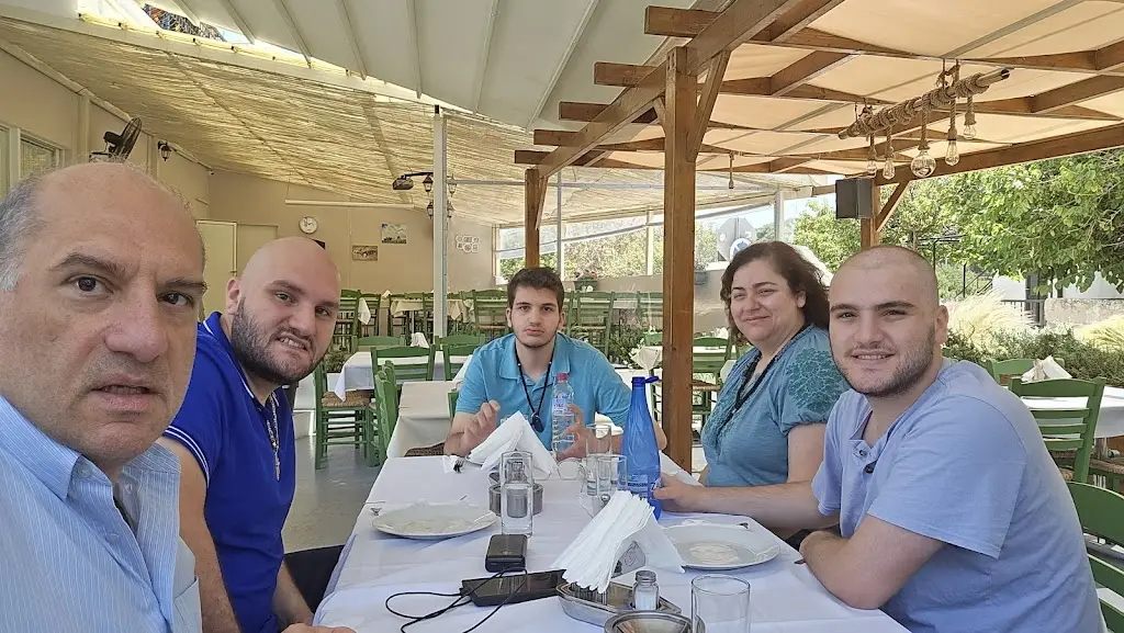 Marlen Azar_ARMELLADA Taverna_Néa Mákri_avis