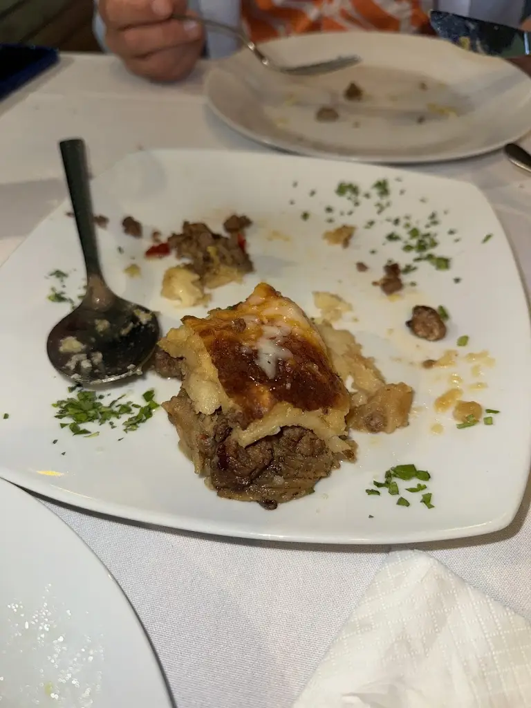 Rilee Yates_ARMELLADA Taverna_Néa Mákri_avis