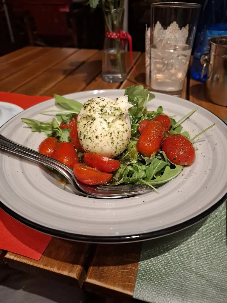 Luke Hanns_Toto's Little Italy_Néa Mákri_review