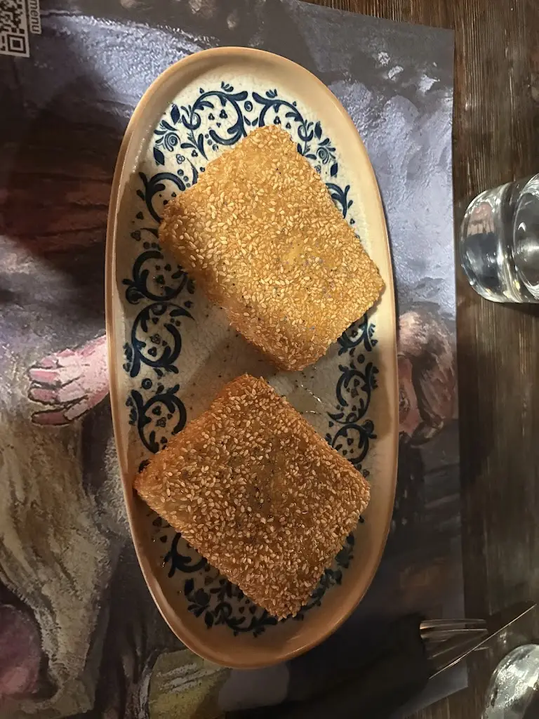 Lily Watt_Lucas House_Néa Mákri_review