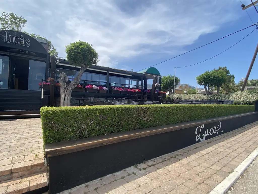 Poppy_Lucas House_Néa Mákri_review