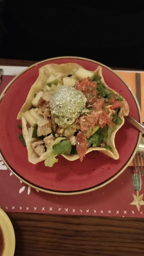 Adar Bitan_Amigos_Néa Smýrni_review